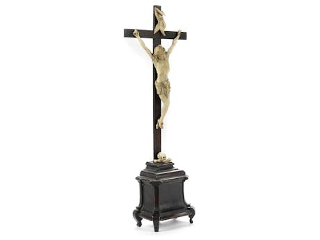 Qualitätvolles Hausaltarstandkreuz mit Corpus Christi in Elfenbein